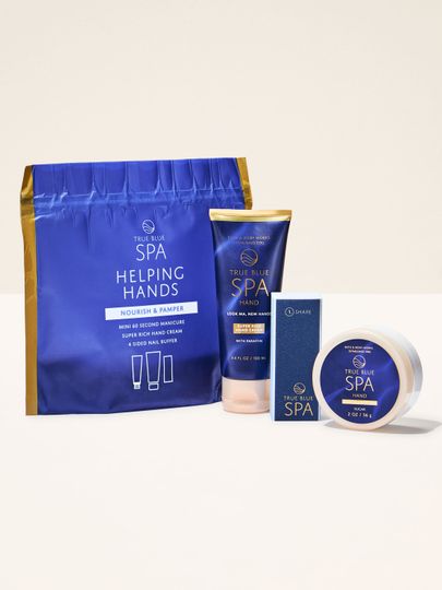Set True Blue Spa Helping Hands în husă bleumarin: cremă, unt de mâini și bloc de lustruit pentru manichiură.
