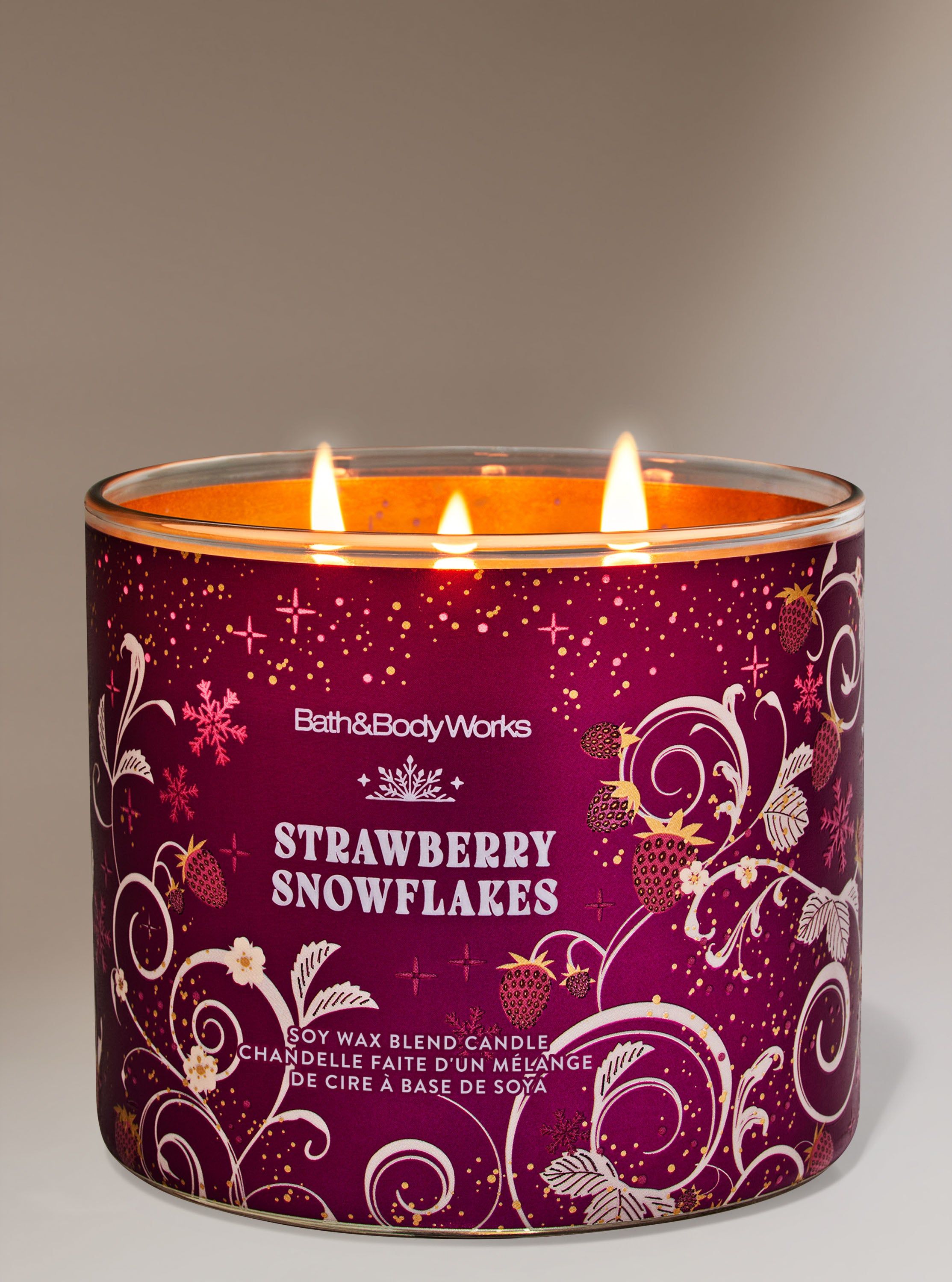 Lumânare parfumată Strawberry Snowflakes Bath & Body Works cu motiv de căpșuni și fulgi de zăpadă