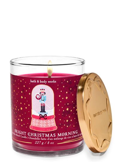 Voňavá svíčka z kolekce "Bright Christmas Morning" s etiketou s Louskáčkem ve sněžítku. Bath & Body Works.