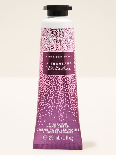Cremă de mâini Bath & Body Works A Thousand Wishes în tub roz‑mov, 29 ml.