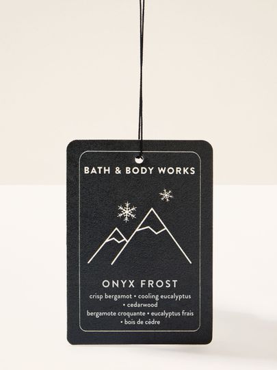 Parfum auto Onyx Frost de la Bath & Body Works, design negru cu munți și fulgi de zăpadă.