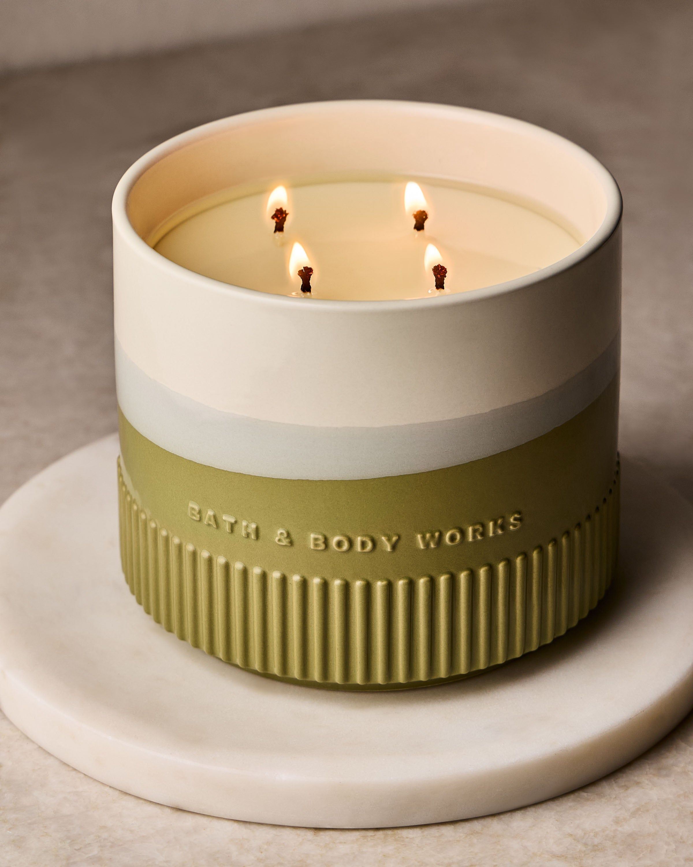 Lumânare parfumată Bath & Body Works cu 4 fitiluri într-un recipient ceramic