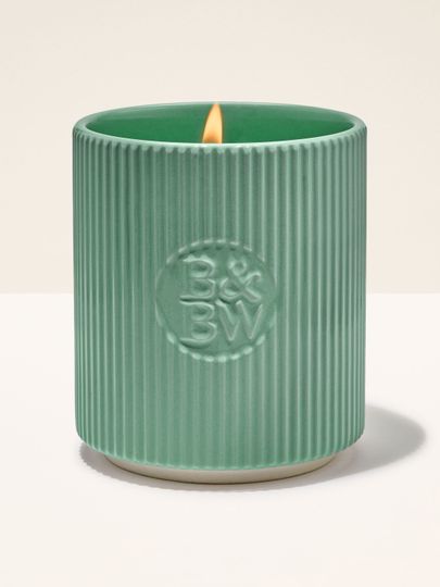Lumânare Bath & Body Works în suport ceramic verde cu relief vertical.