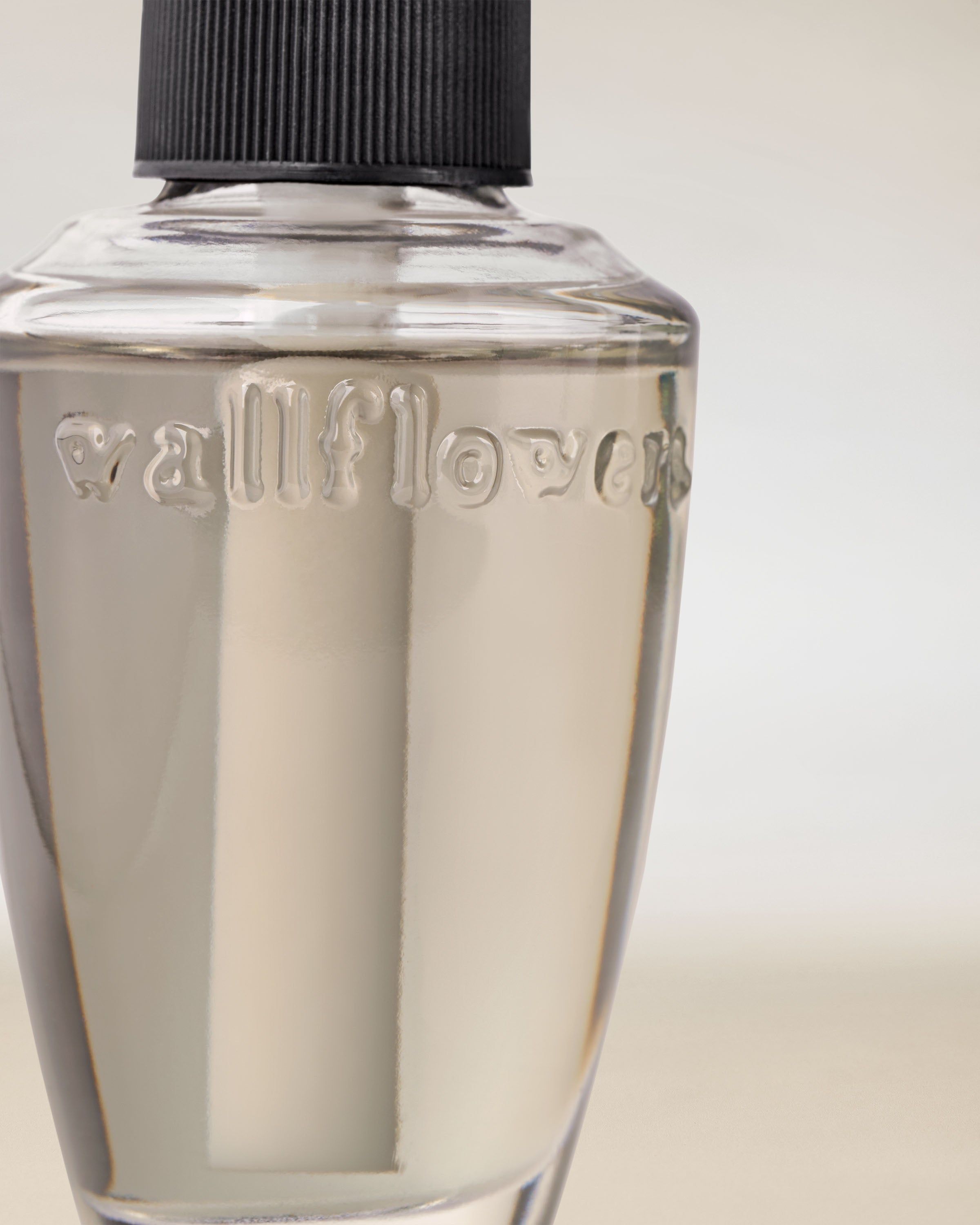 Reumplere Wallflowers transparentă cu logo embosat — detaliu elegant și minimalist.