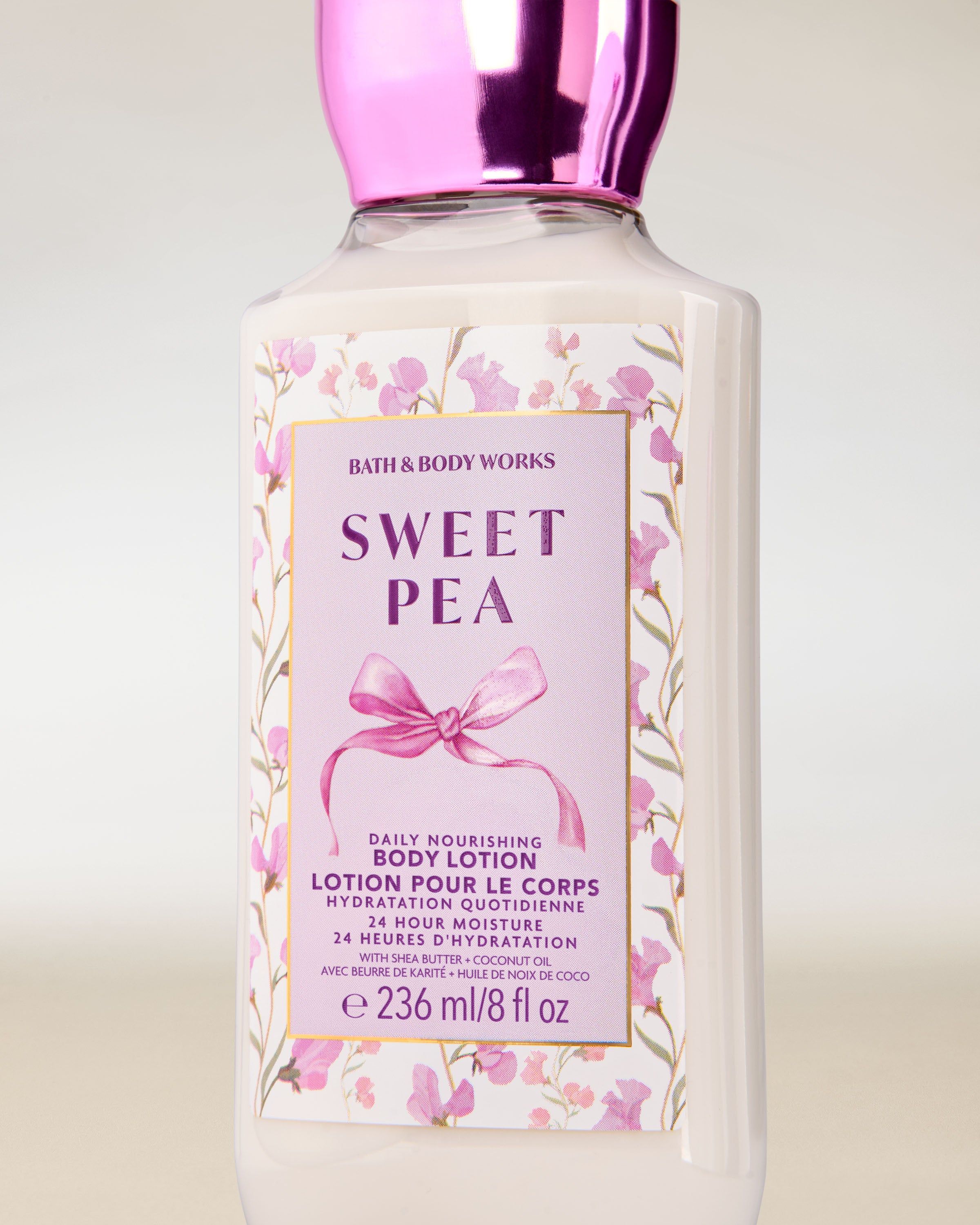 Loțiune de corp Bath & Body Works Sweet Pea 236 ml, în flacon deschis cu etichetă florală și capac roz.