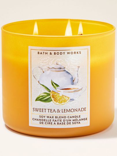 Lumânare parfumată cu 3 fitiluri Bath & Body Works Sweet Tea & Lemonade, în recipient mat galben.
