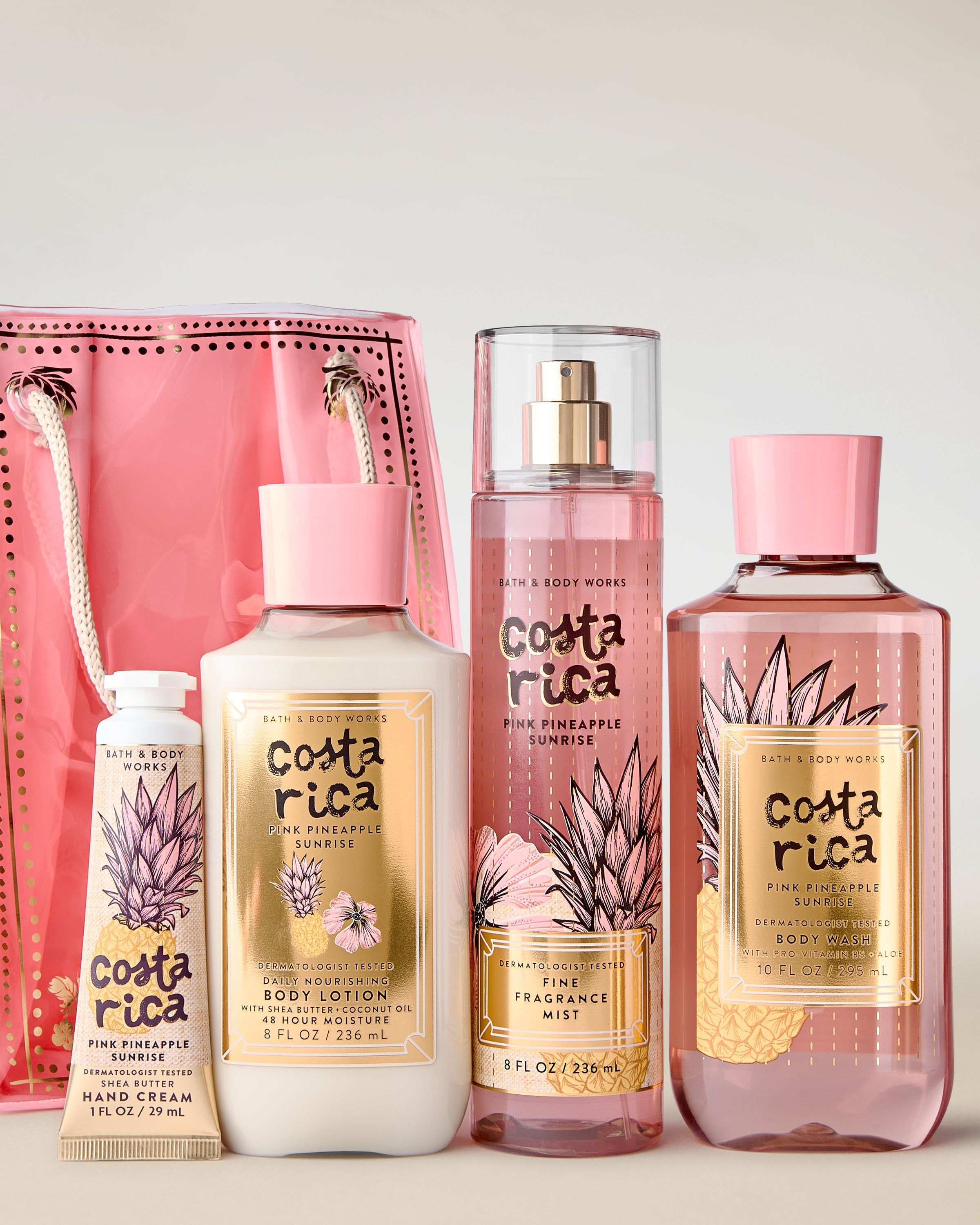 Set Costa Rica Pink Pineapple Sunrise cu o sacoșă roz și patru produse de îngrijire în stil tropical.