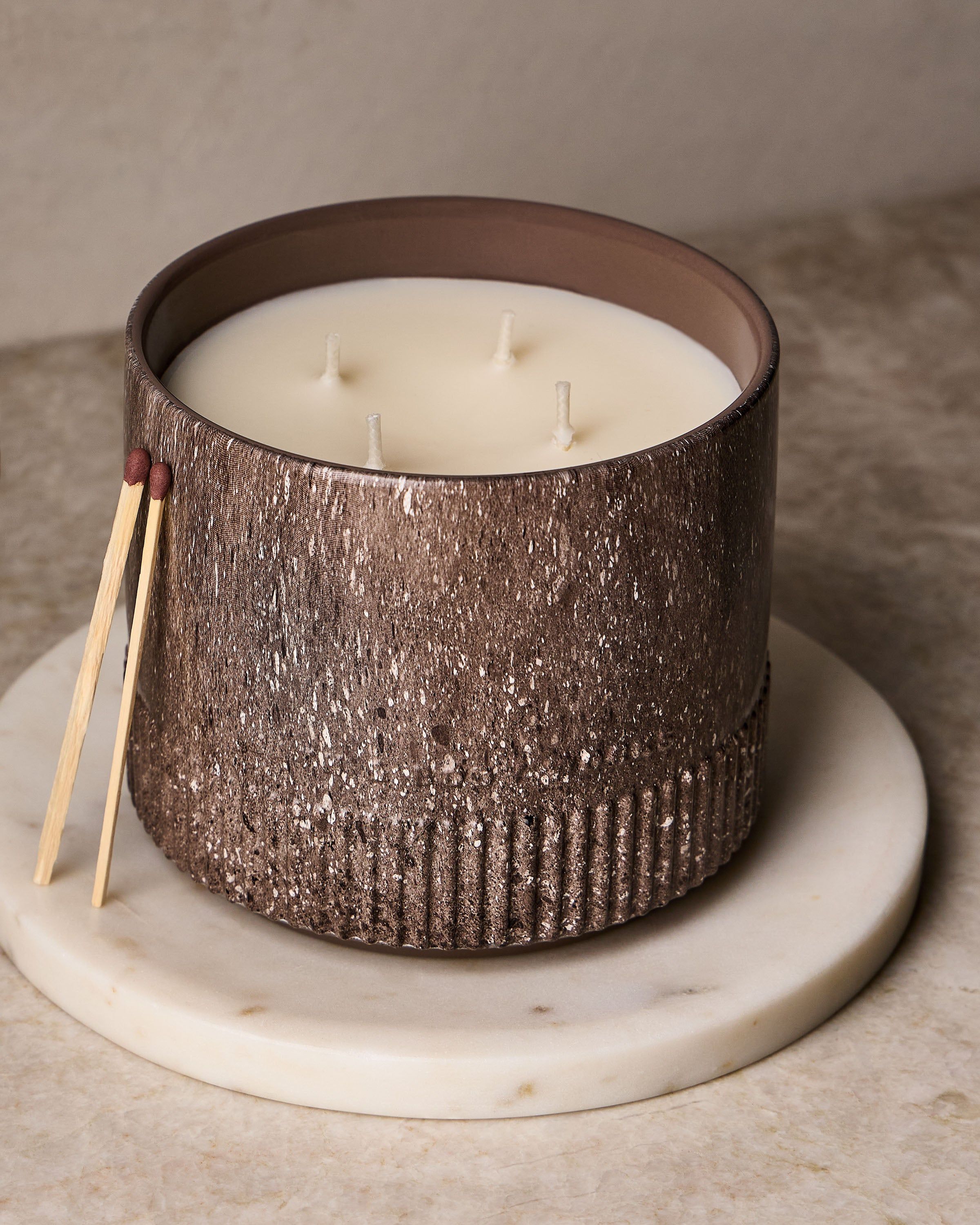 Lumânare parfumată Bath & Body Works cu 4 fitiluri într-un recipient ceramic