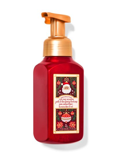 Červené pěnivé mýdlo na ruce „'Tis The Season“ se sváteční etiketou se Santou. Bath & Body Works.