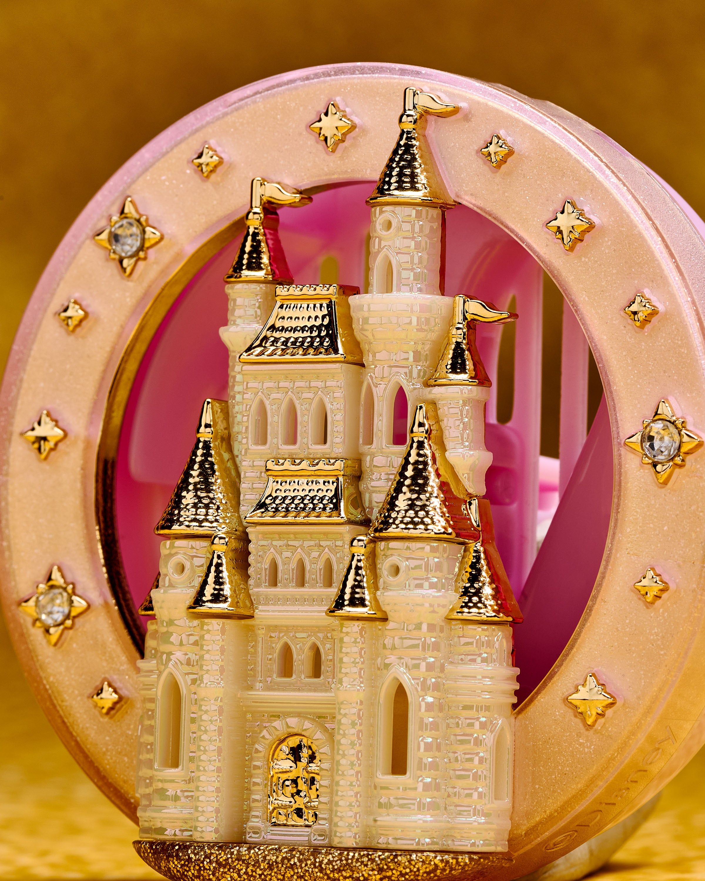 Suport pentru disc parfumat – un castel de poveste în nuanțe roz‑aurii pentru un interior auto elegant.