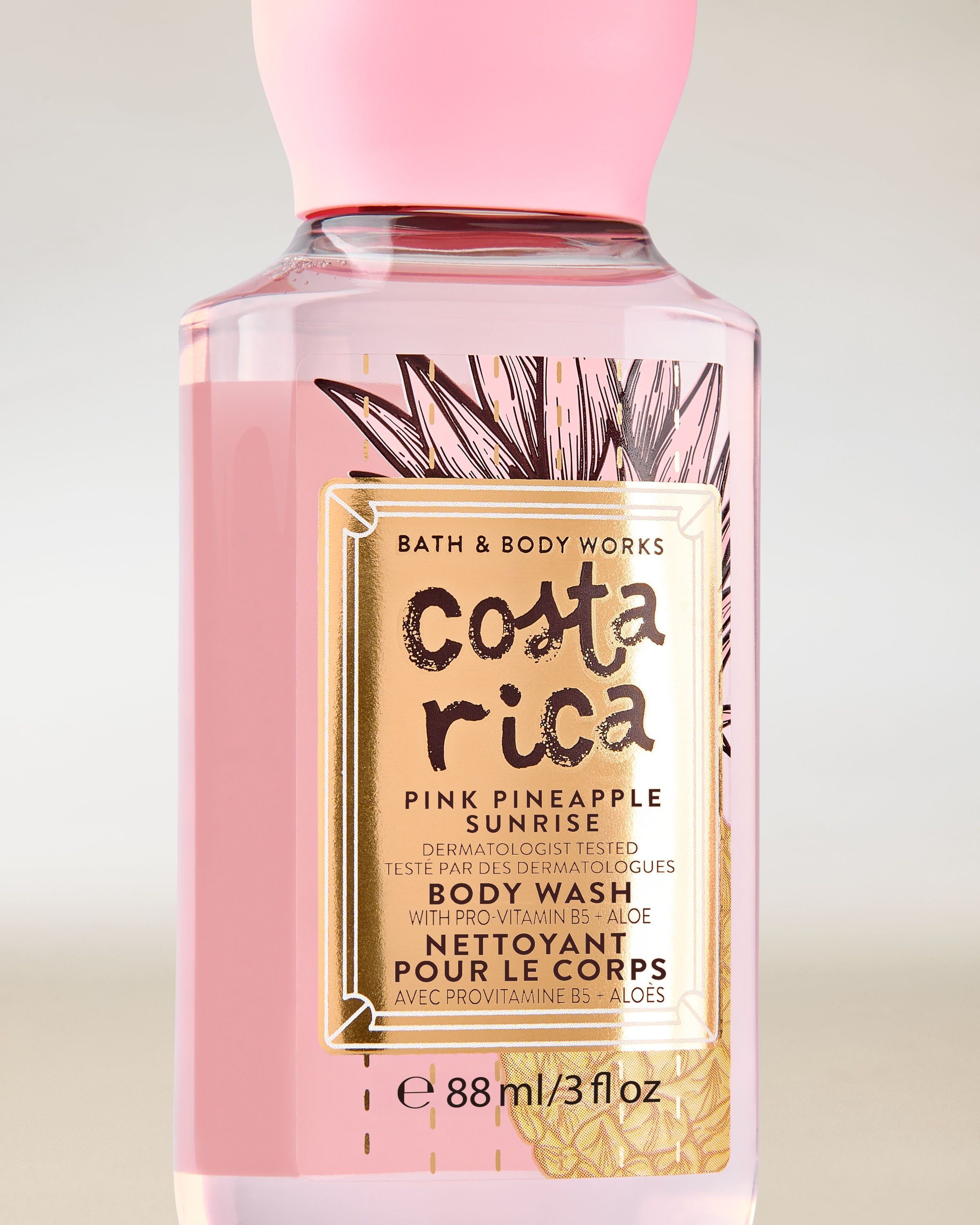 Gel de duș mini Costa Rica Pink Pineapple Sunrise în sticlă roz, cu etichetă tropicală și capac roz.