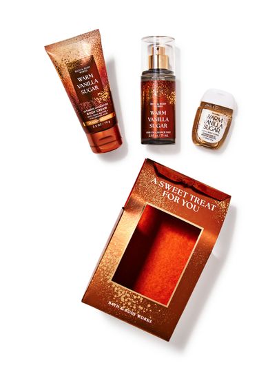 Setul cadou Warm Vanilla Sugar cu spray, cremă de corp și gel pentru mâini, prezentat într-o cutie decorativă, pregătit pentru oferit.