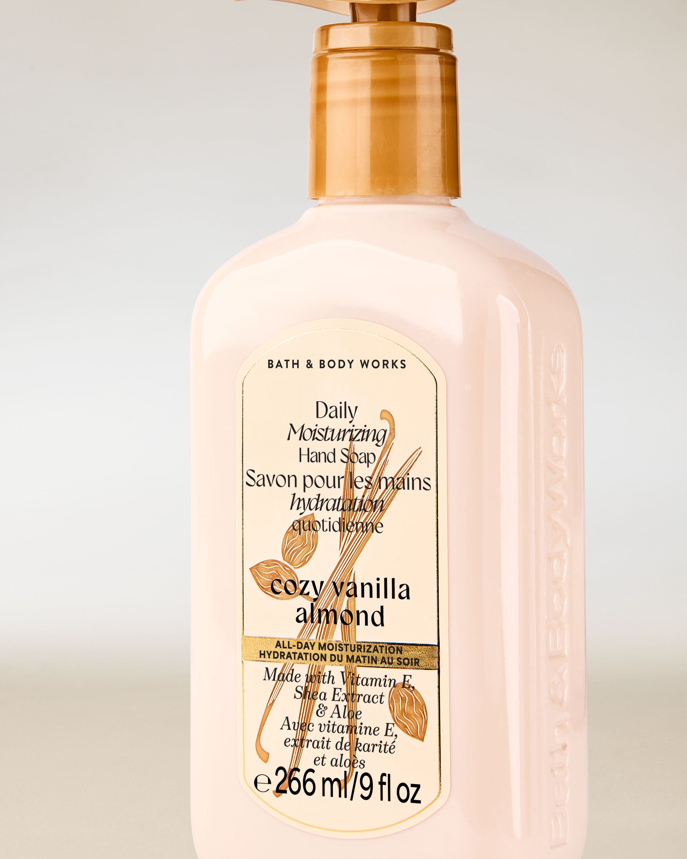 Săpunul pentru mâini Cozy Vanilla Almond Bath & Body Works în flacon crem cu pompiță aurie.