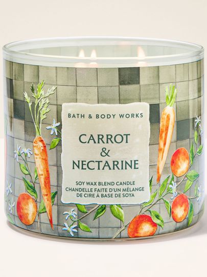 Lumânare parfumată cu 3 fitiluri Bath & Body Works Carrot & Nectarine, în recipient din sticlă cu motiv vegetal.