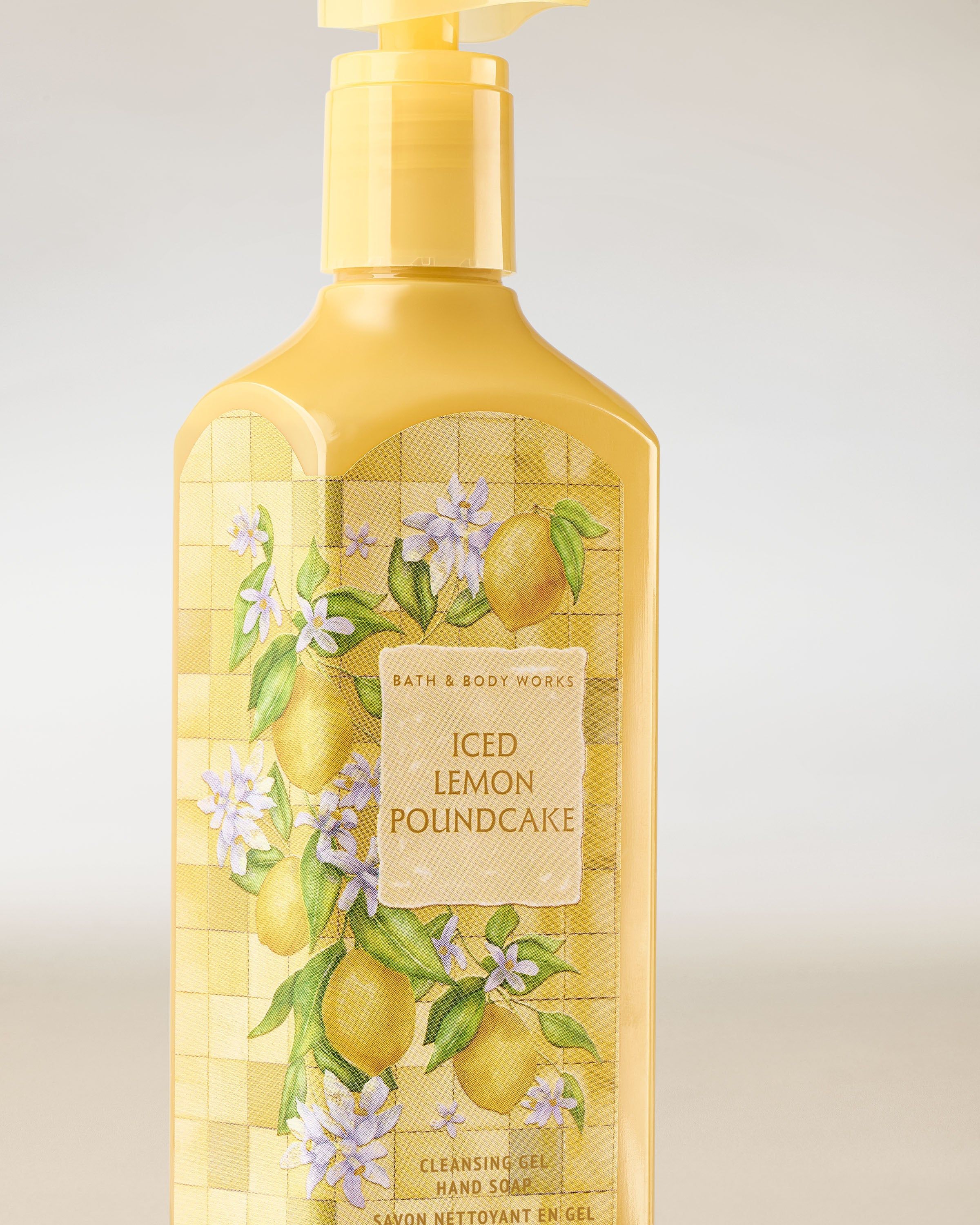 Gel pentru mâini Bath & Body Works Iced Lemon Pound Cake 236 ml, în flacon galben cu motiv de lămâi.