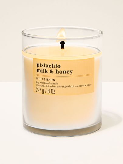 Lumânare Pistachio Milk & Honey White Barn cu aromă cremoasă de fistic și miere.