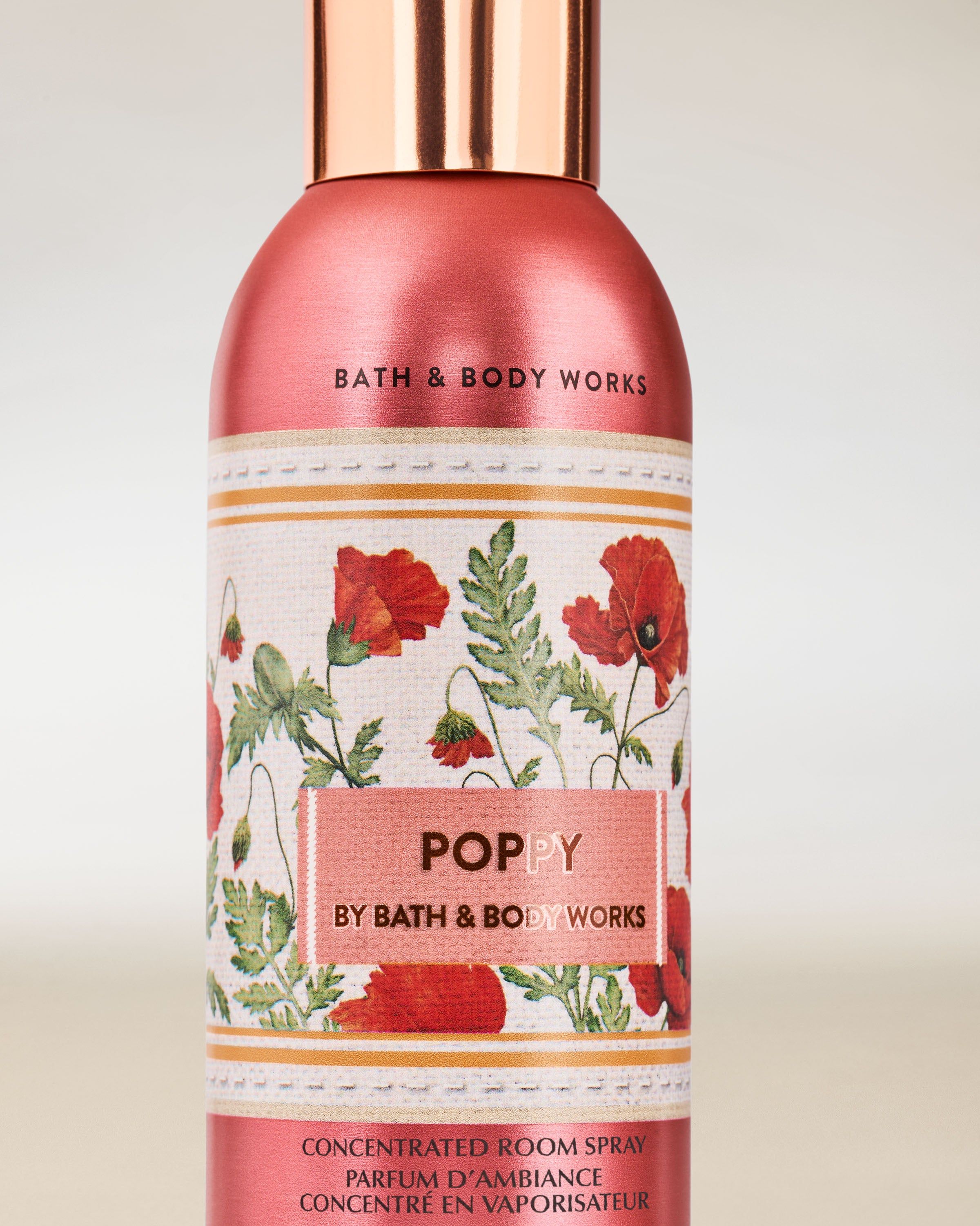 Bath & Body Works Poppy – spray concentrat pentru cameră într-un flacon roșu cu motiv floral de maci.