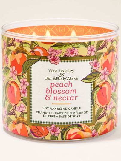 Bath & Body Works Peach Blossom & Nectar – lumânare parfumată din ceară de soia, în recipient decorat cu motiv floral‑fructat.
