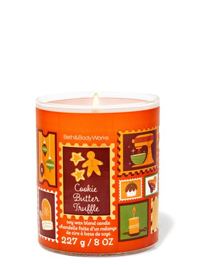 Lumânare parfumată Cookie Butter Truffle Bath & Body Works cu un fitil și motiv de omuleț din turtă dulce și produse de patiserie festive
