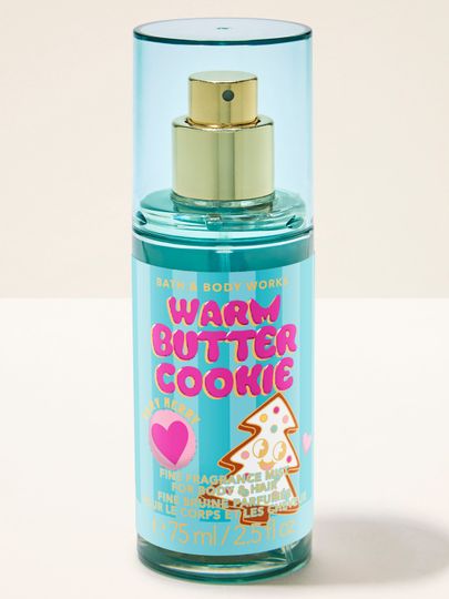 Mist parfumat pentru corp Warm Butter Cookie Bath & Body Works în flacon albastru deschis cu motiv de biscuiți în formă de brad