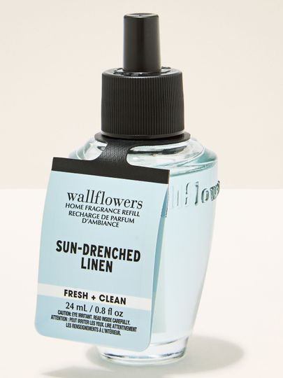 Reumplere Wallflowers Sun‑Drenched Linen, aromă proaspătă și curată, flacon bleu 24 ml.
