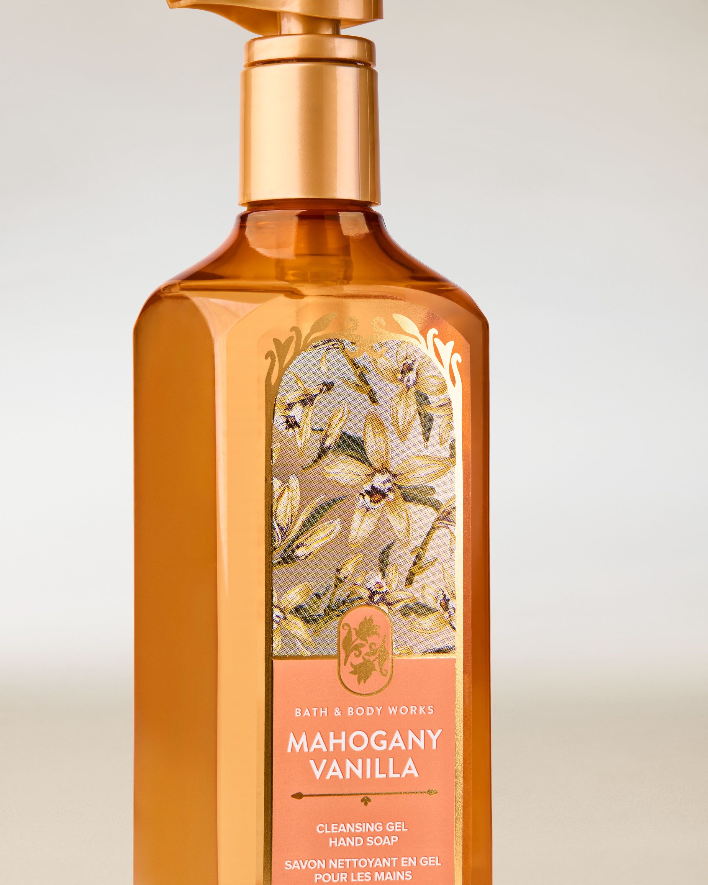 Gel pentru mâini Bath & Body Works „Mahogany Vanilla” — sticlă chihlimbar cu motiv floral elegant.