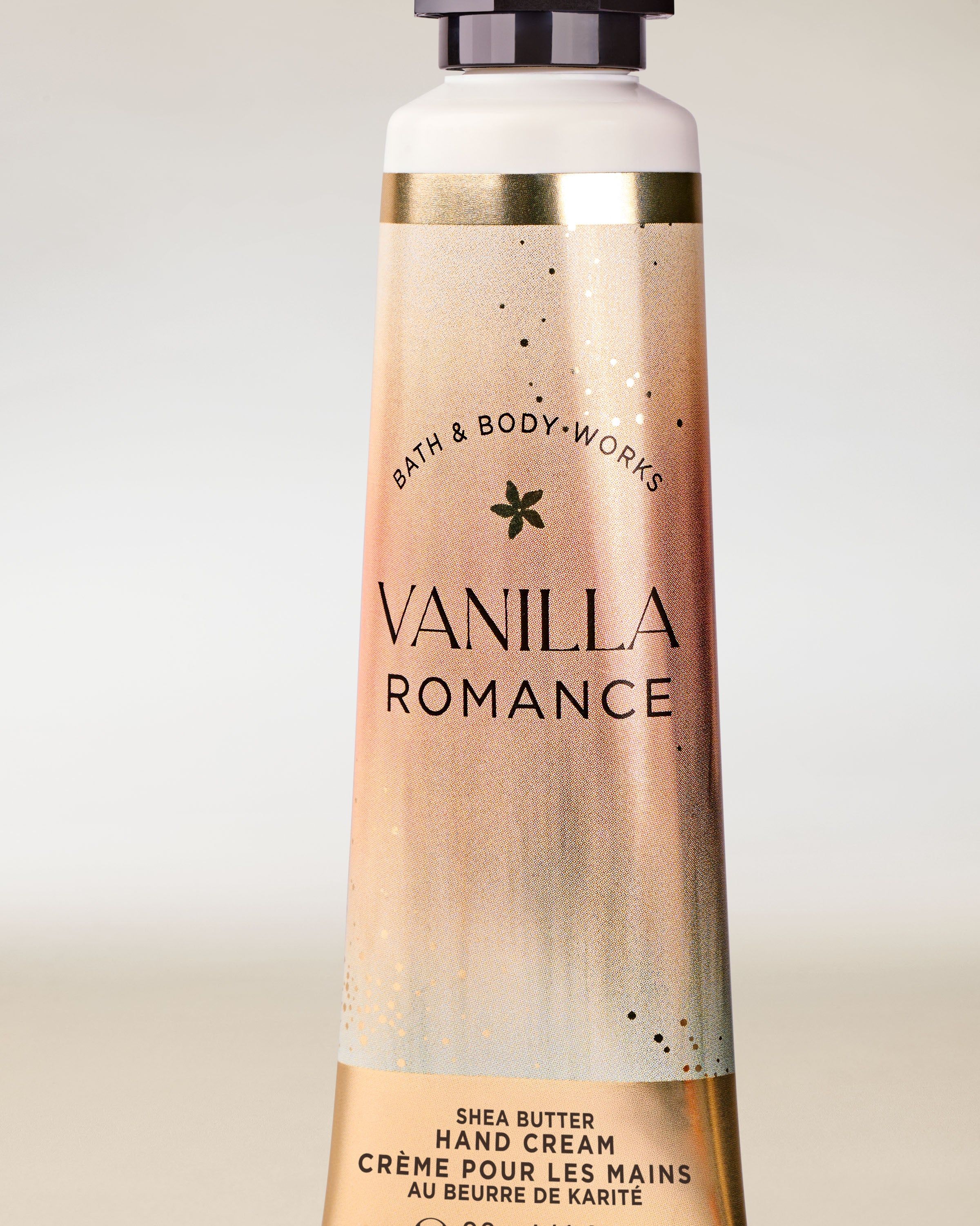 Cremă de mâini Bath & Body Works Vanilla Romance în tub pastelat, 29 ml.