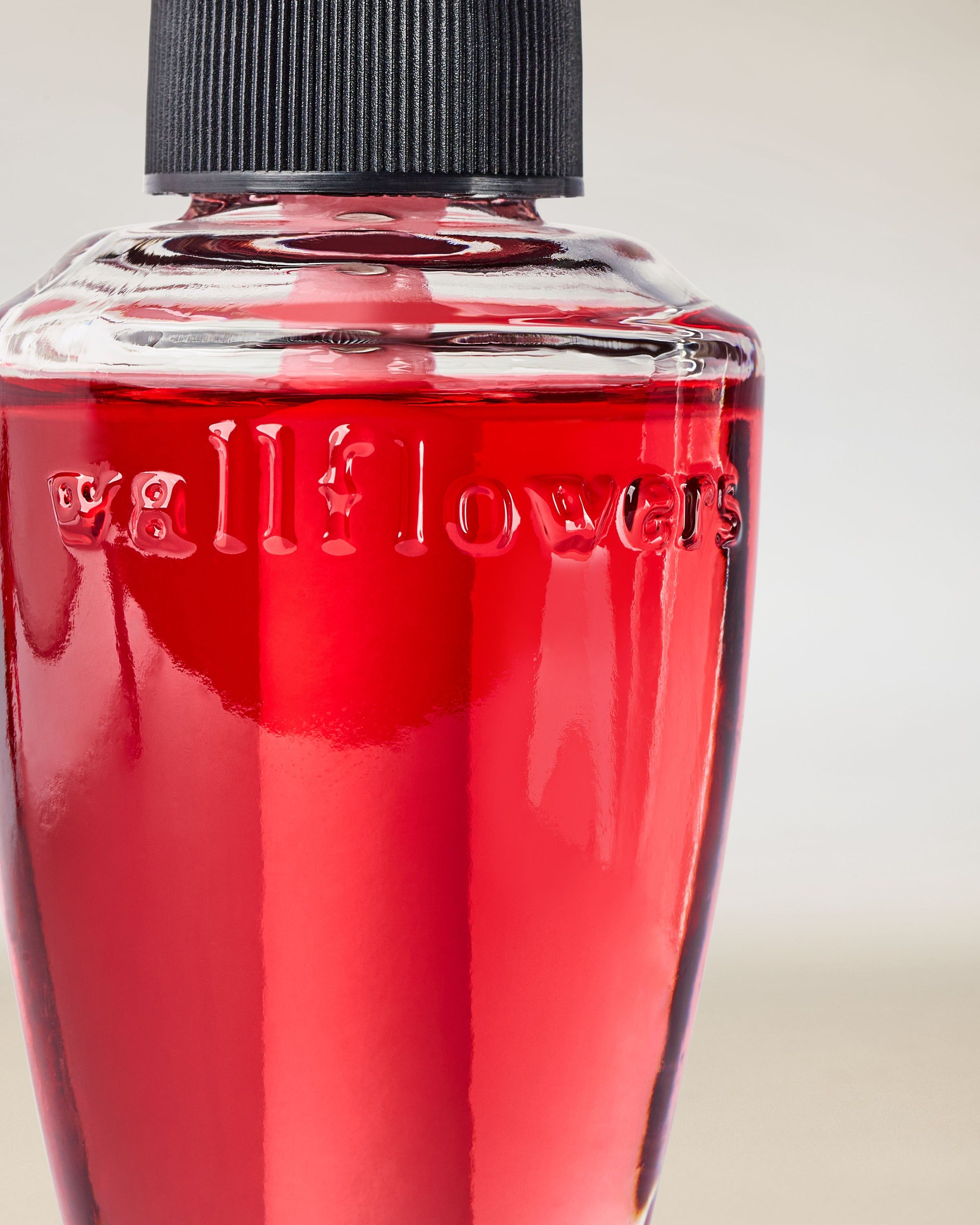 Rezervă parfumată Wallflowers Viva Brazil de la Bath & Body Works, flacon din sticlă cu fitil negru și lichid roz.
