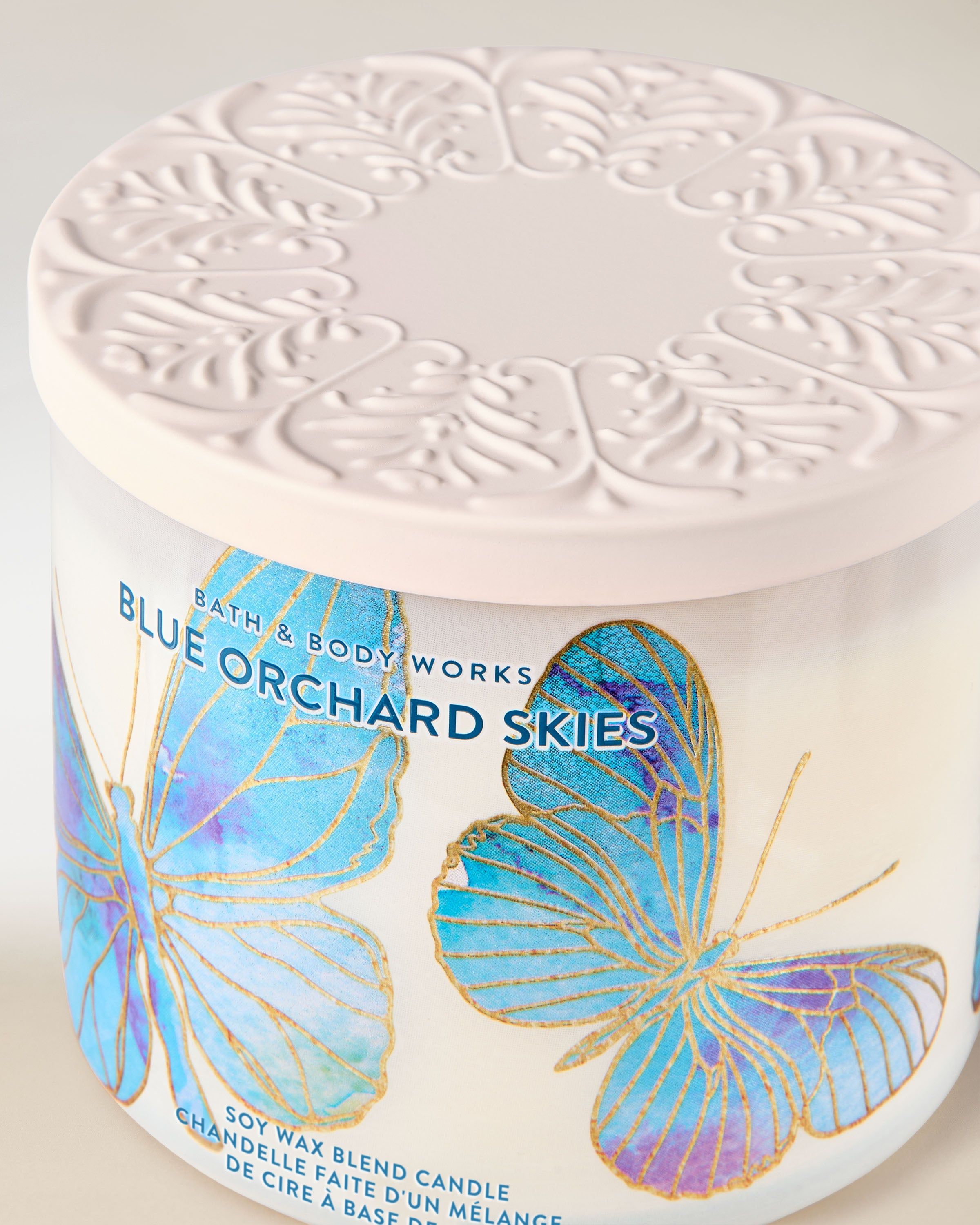 Lumânare Blue Orchard Skies Bath & Body Works din colecția fluturilor, aromă florală fresh.