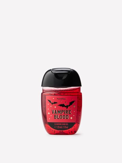 Gel antibacterian pentru mâini PocketBac Vampire Blood ținut lângă buzunarul blugilor