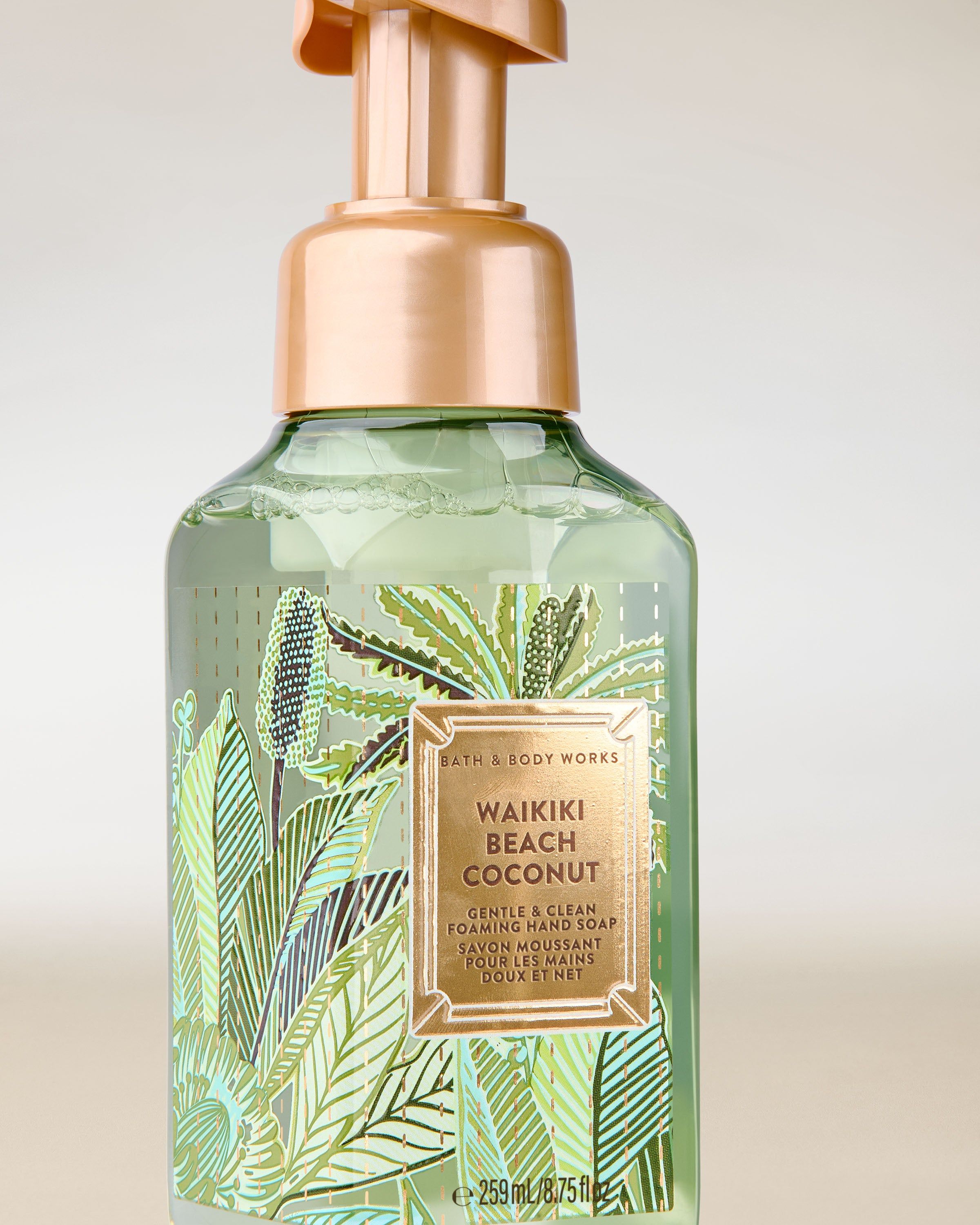 Waikiki Beach Coconut – săpun spumant verde, transparent, cu pompă aurie și etichetă tropicală cu frunze de palmier.