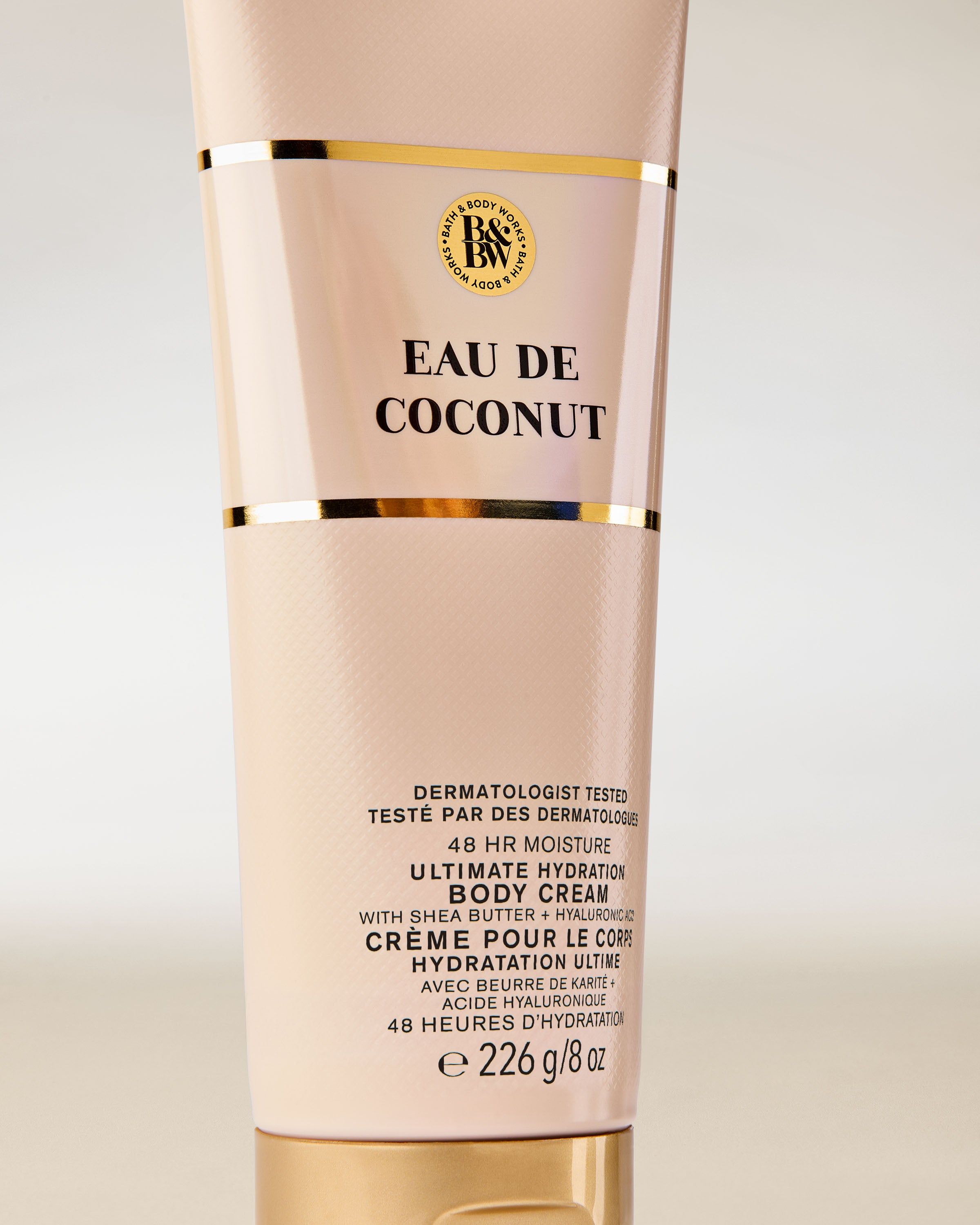 Cremă de corp Eau de Coconut Bath & Body Works în tub bej cu accente aurii – hidratare intensă, cu aromă de cocos.