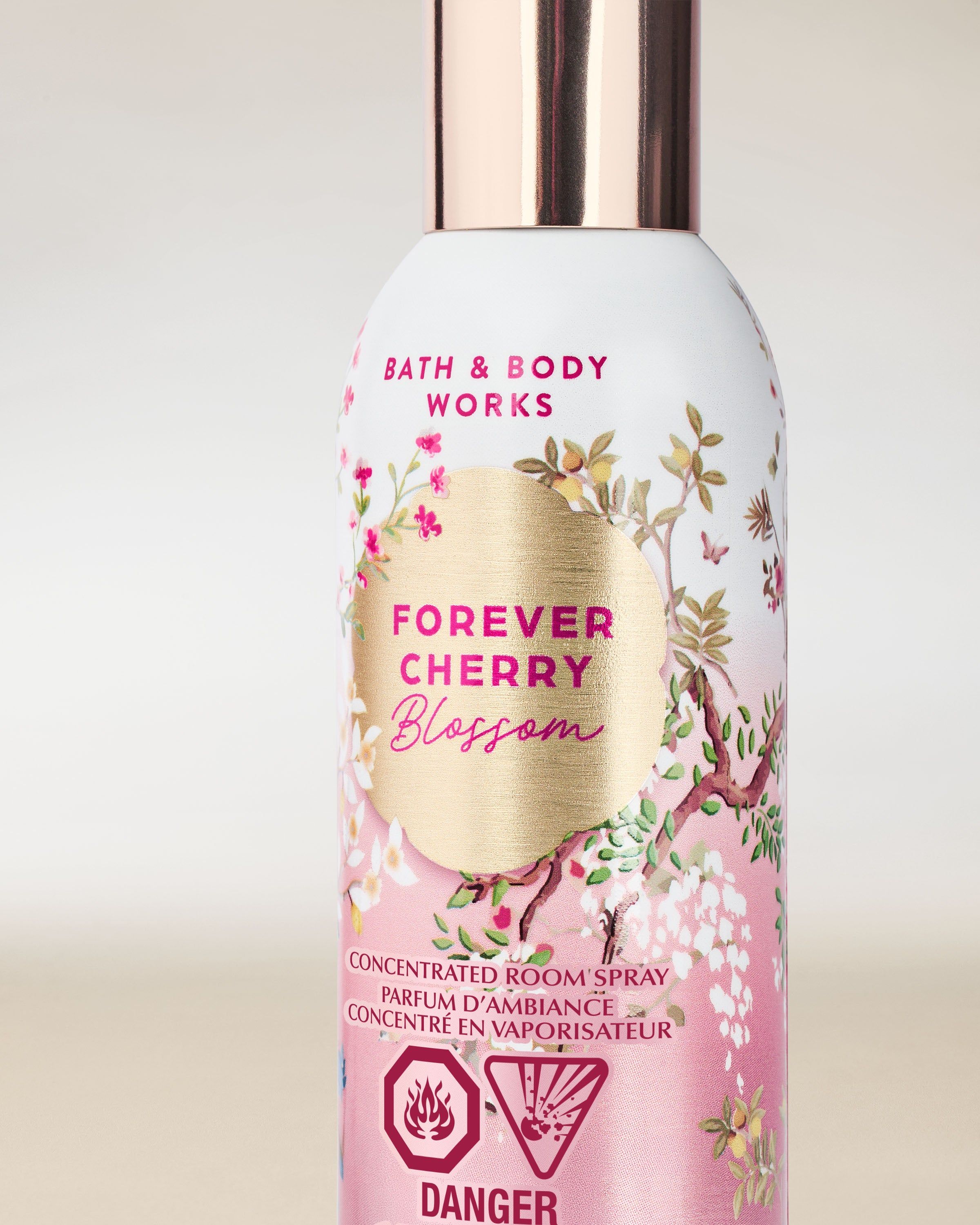 Bath & Body Works Forever Cherry Blossom – spray concentrat pentru cameră într-un flacon alb cu ilustrații florale.