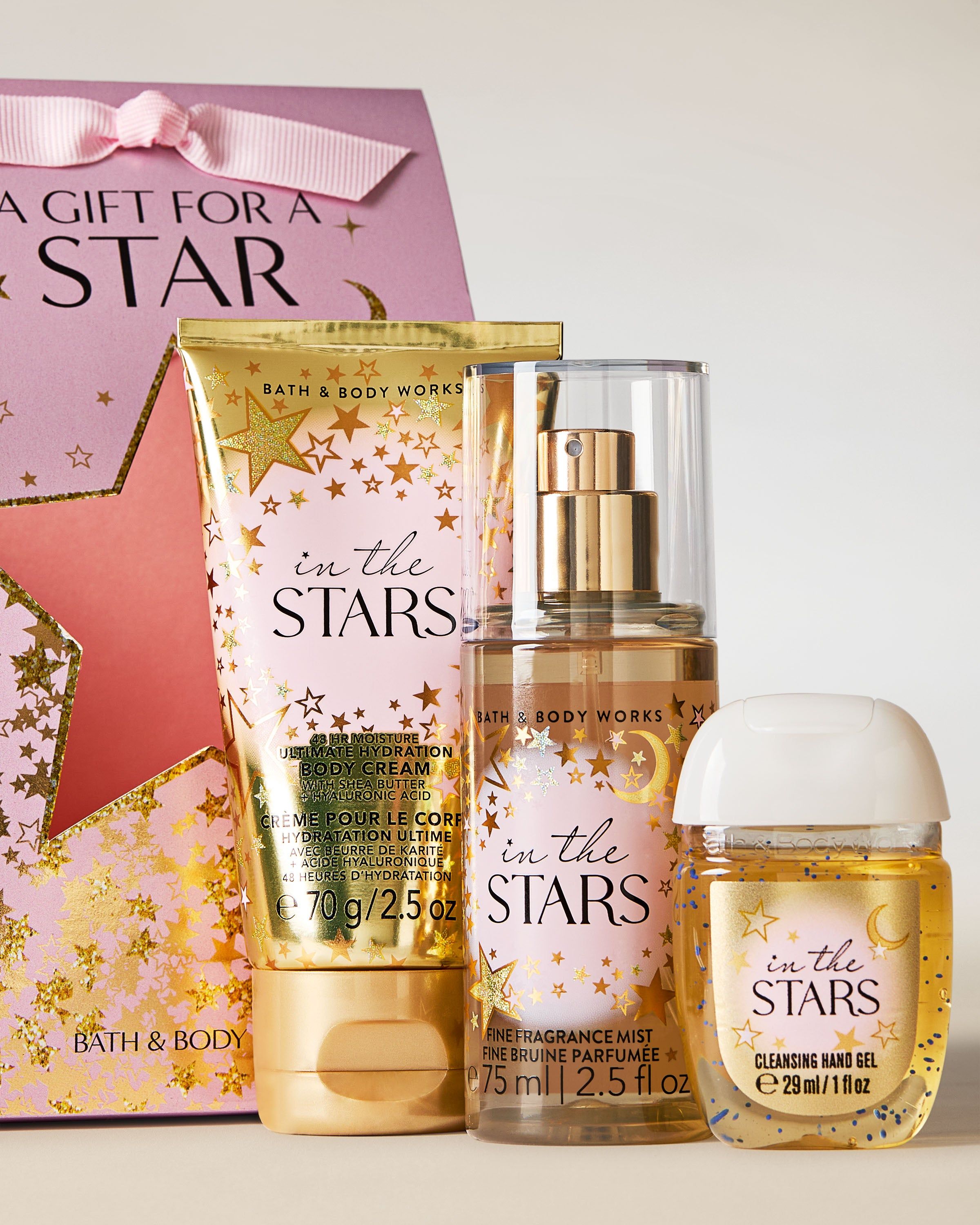 Setul In the Stars de la Bath & Body Works – cremă, spray și gel în design roz‑auriu cu stele.