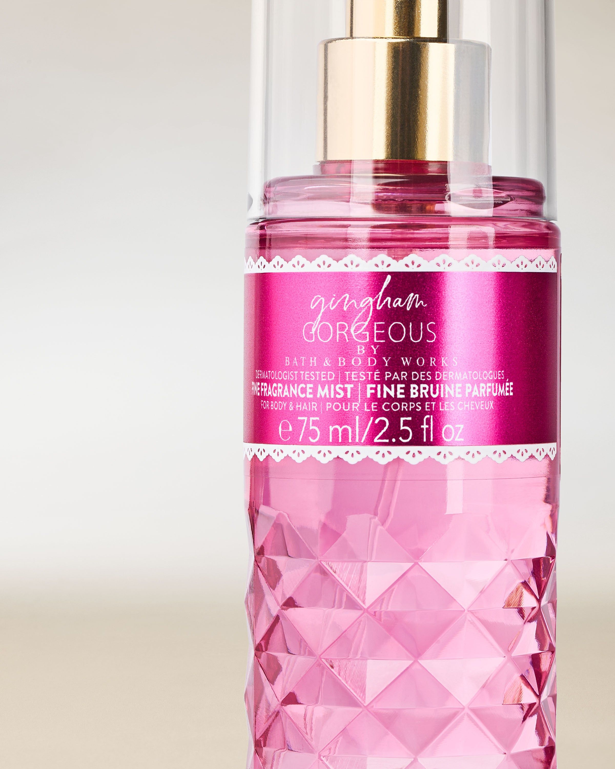 Spray parfumat Bath & Body Works Gingham Gorgeous 75 ml, în flacon roz cu pulverizator (mini).