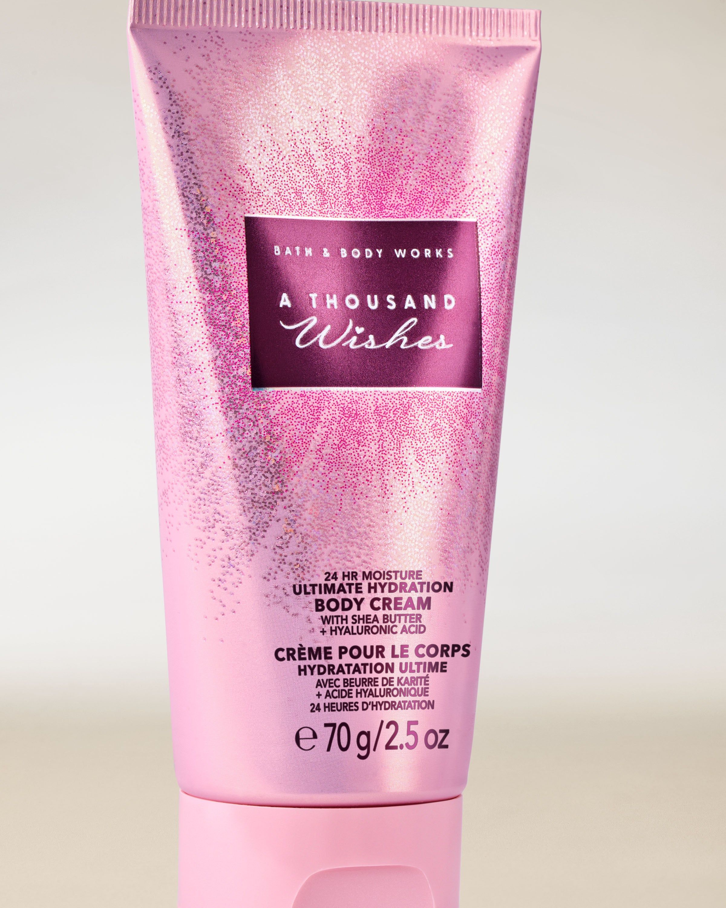Cremă de corp Bath & Body Works A Thousand Wishes în tub roz cu efect strălucitor, 70 g.