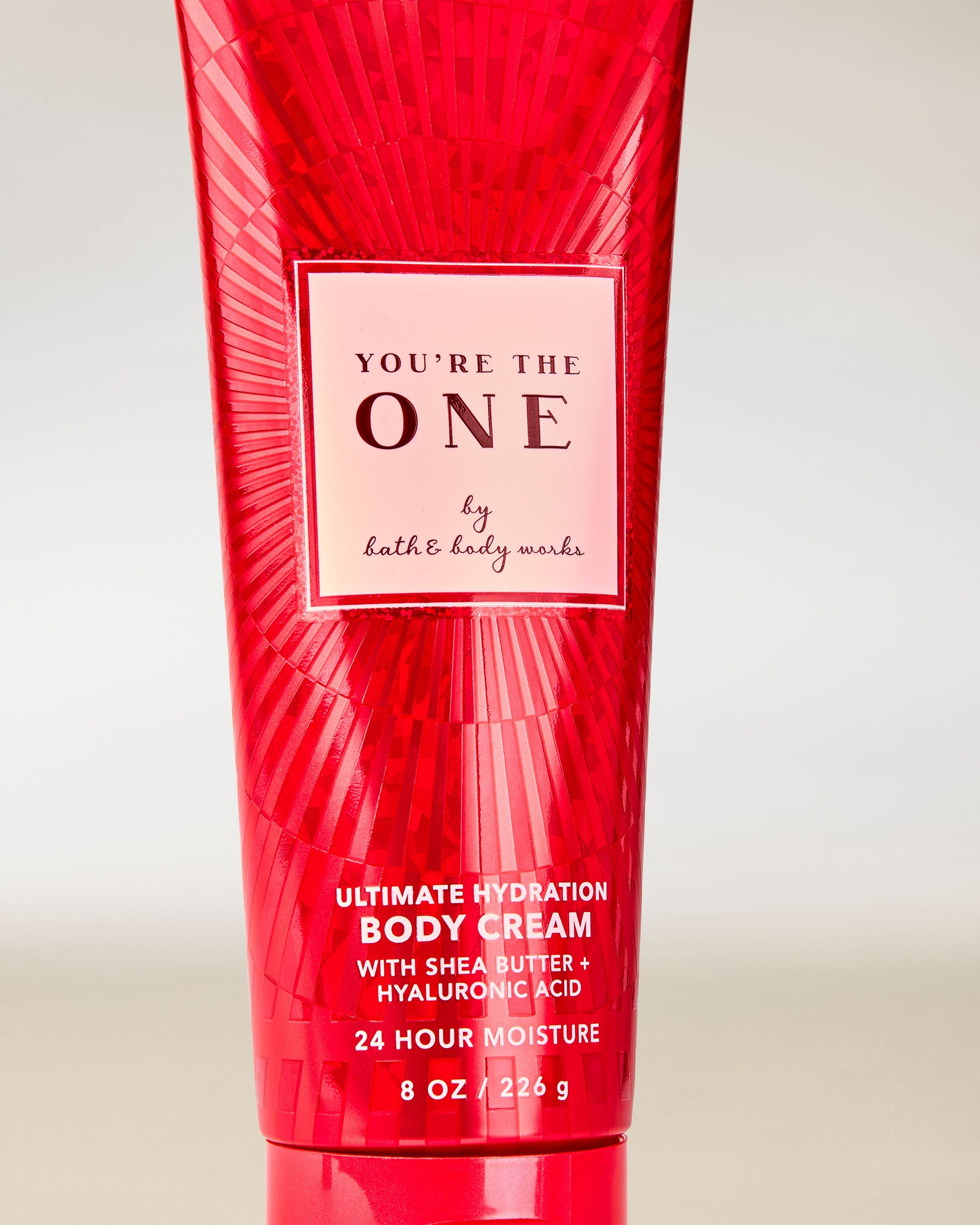 Krem do ciała Bath & Body Works You’re The One w czerwonej, połyskującej tubie 226 g.