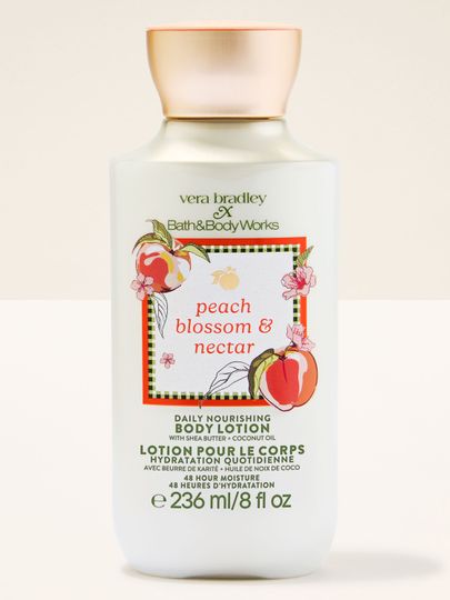 Bath & Body Works Peach Blossom & Nectar – loțiune de corp într-un flacon deschis cu etichetă florală și fructată.
