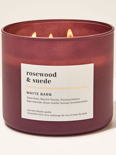 Lumânare burgundy White Barn Rosewood & Suede – sticlă mată, trei fitiluri și aromă floral‑vanilată.