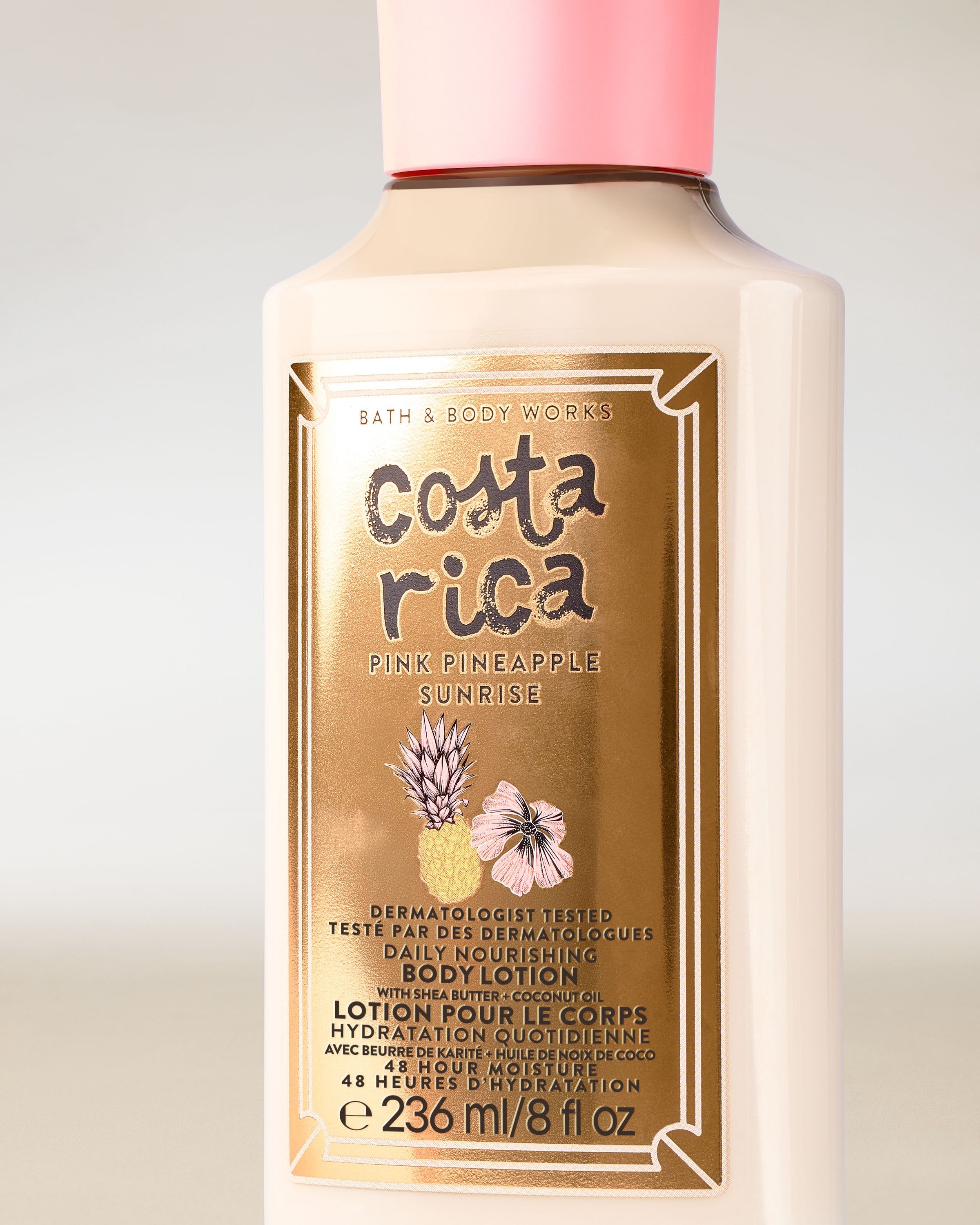 Loțiune de corp Costa Rica Pink Pineapple Sunrise în sticlă deschisă, cu capac roz și etichetă tropicală.