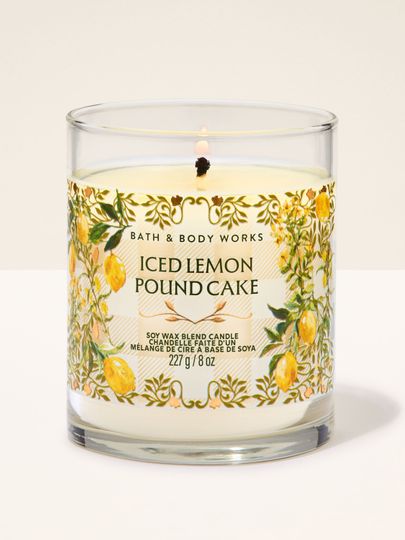 Lumânare parfumată Bath & Body Works Iced Lemon Pound Cake 227 g, în recipient din sticlă cu motiv de lămâi.
