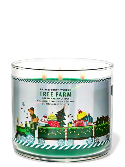 Svíčka „Tree Farm“ v nádobě s ilustrací vánočního vlaku, stromečku a dárků, Bath & Body Works.
