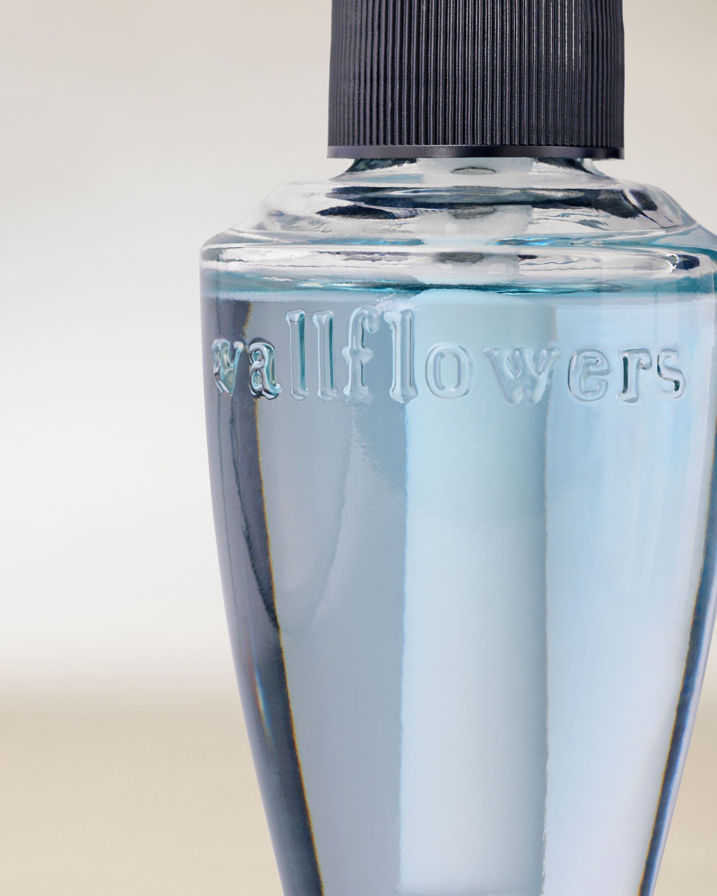 Reumplere Wallflowers albastră cu logo embosat — detaliu elegant și proaspăt pentru casă.