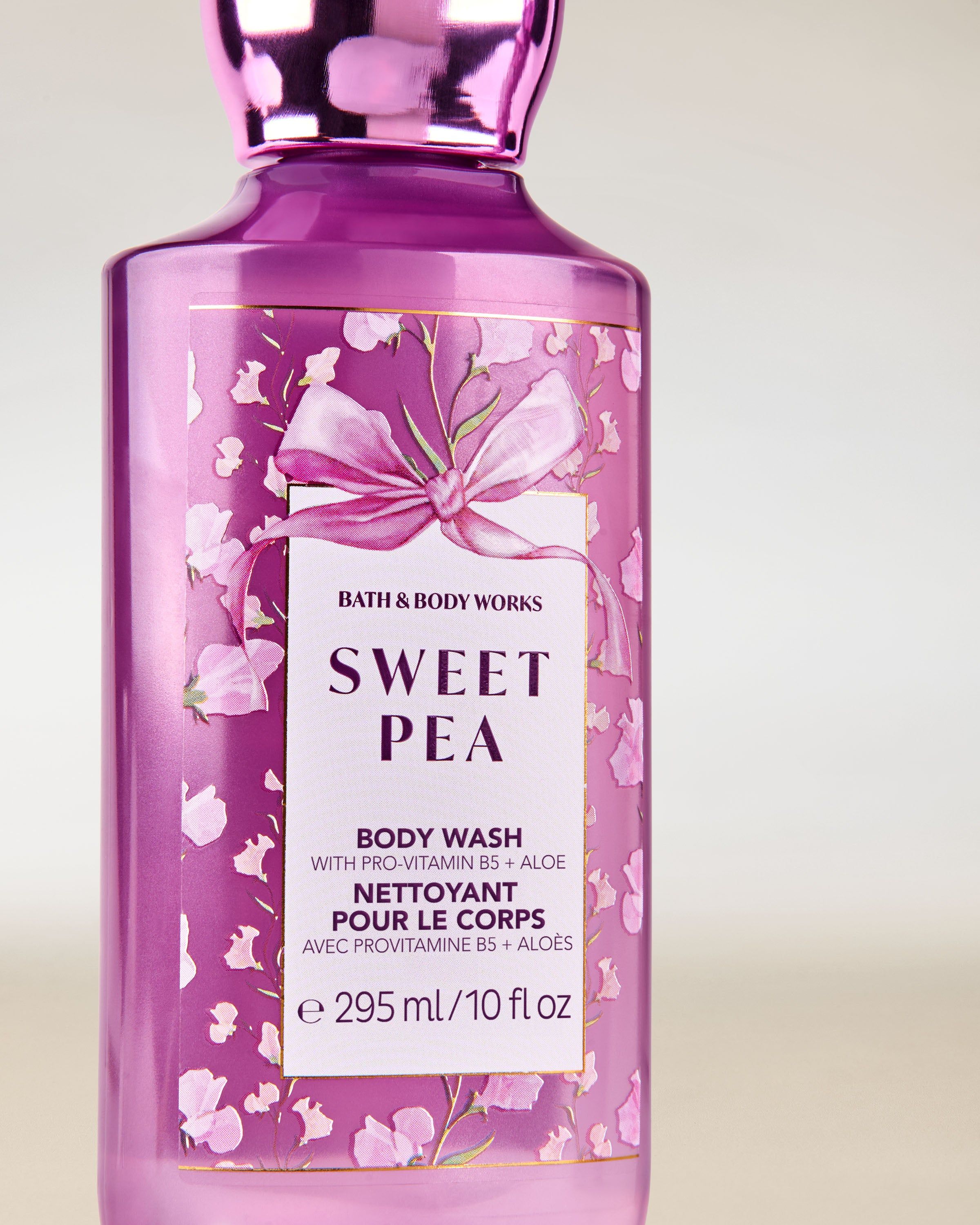 Gel de duș Sweet Pea de la Bath & Body Works, flacon mov cu capac flip-top și etichetă florală decorativă.
