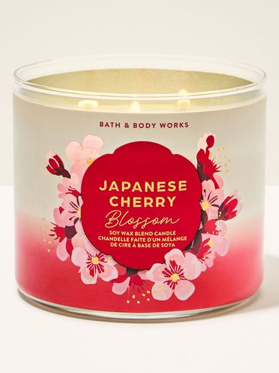 Lumânare parfumată cu 3 fitiluri Bath & Body Works Japanese Cherry Blossom, în recipient din sticlă cu motiv floral.