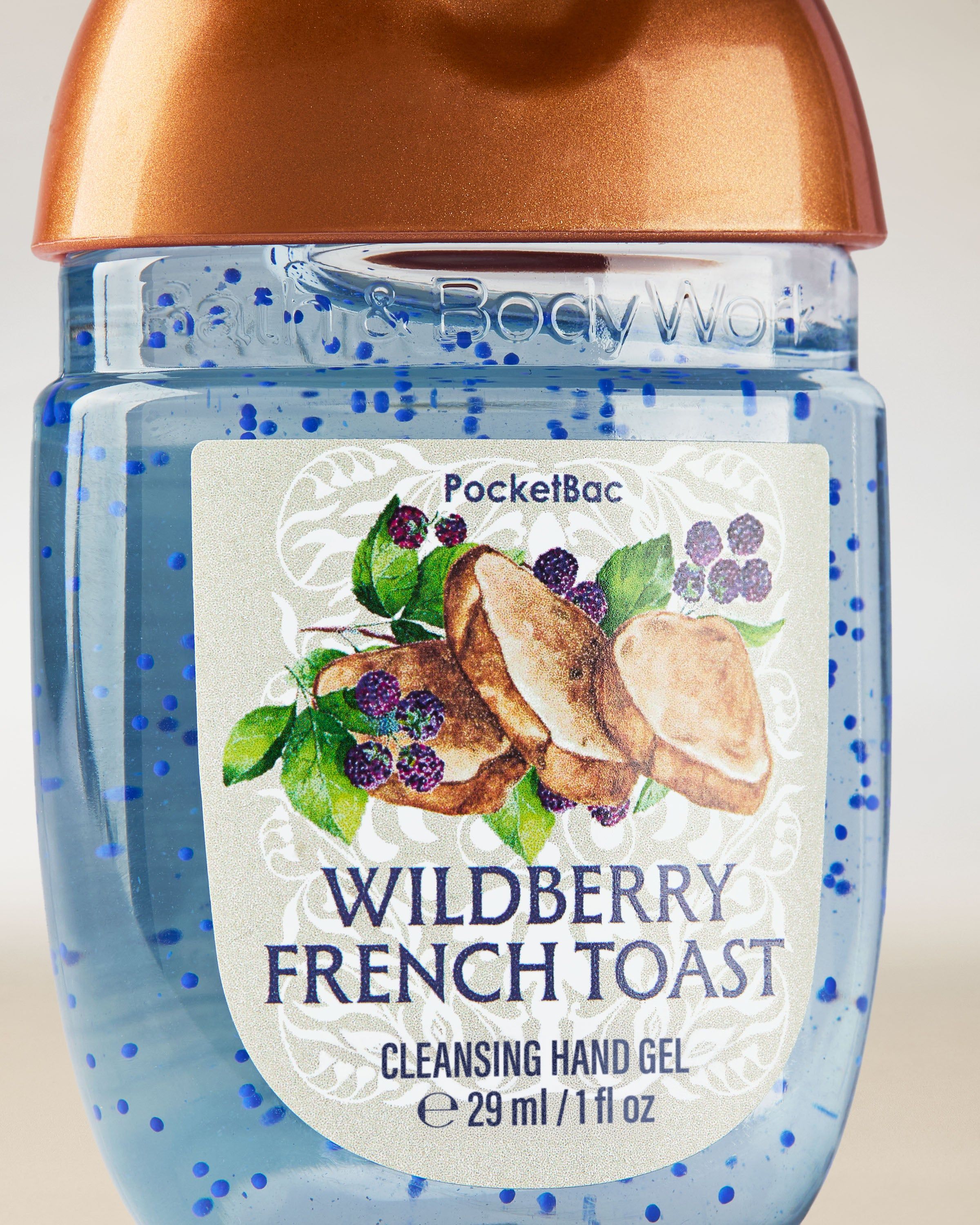 Bath & Body Works Wildberry French Toast PocketBac – gel dezinfectant pentru mâini într-un flacon albastru cu motiv de toast și fructe.