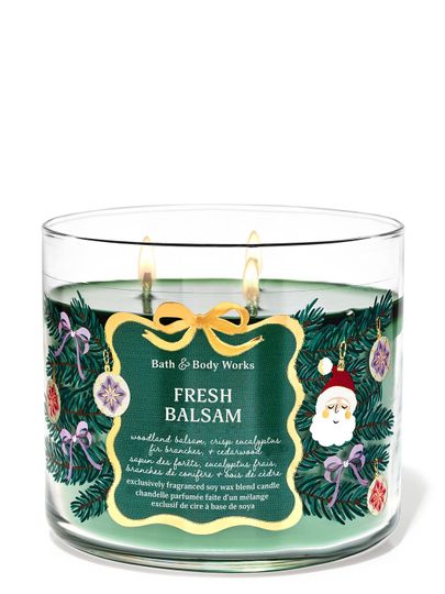 Svíčka „Fresh Balsam“ ve skleněné nádobě s ilustrací smrkových větviček a vánočních ozdob, Bath & Body Works.