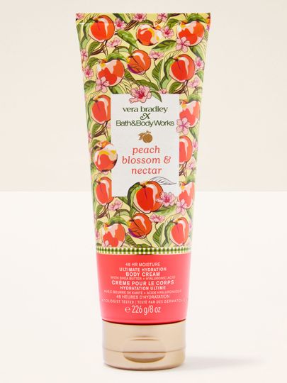 Bath & Body Works Peach Blossom & Nectar – cremă de corp într-un tub cu design decorativ, floral‑fructat.