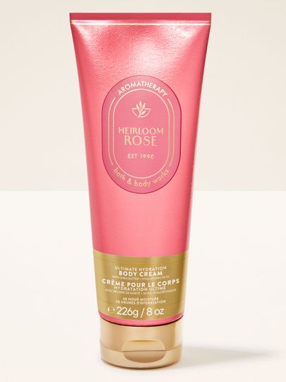 Cremă de corp Heirloom Rose Aromatherapy în tub roz, cu o formulă intens hidratantă și calmantă.