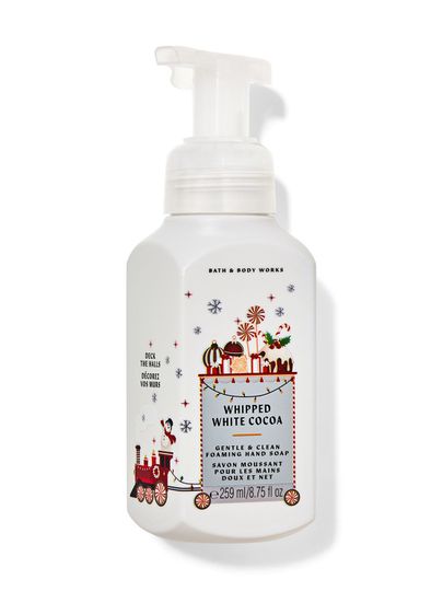 Bílé pěnivé mýdlo na ruce „Whipped White Cocoa“ s motivem vlaku vezoucího vánoční sladkosti. Bath & Body Works.